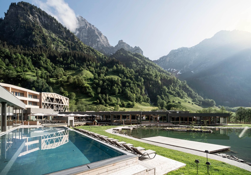 Gartenansicht vom Feuerstein Nature Family Resort mit Schwimmteich und Outdoorpool