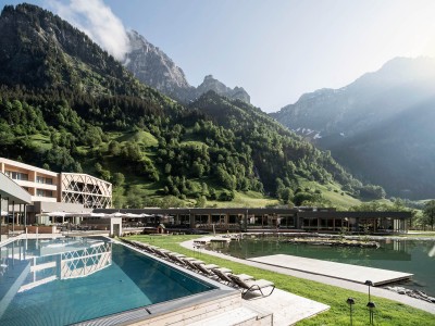 Gartenansicht vom Feuerstein Nature Family Resort mit Schwimmteich und Outdoorpool