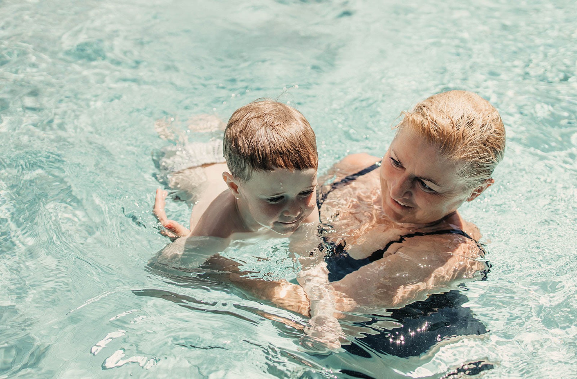 Mama und Kind im Schwimmunterricht