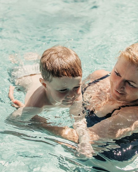 Mama und Kind im Schwimmunterricht