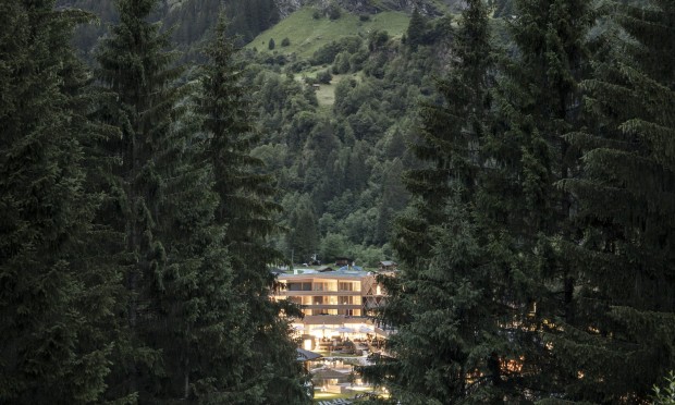 2018 Foto del complesso alberghiero Feuerstein attraverso gli alberi