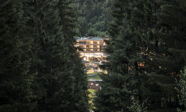2018 Foto der Hotelanlage Feuerstein durch die Bäume