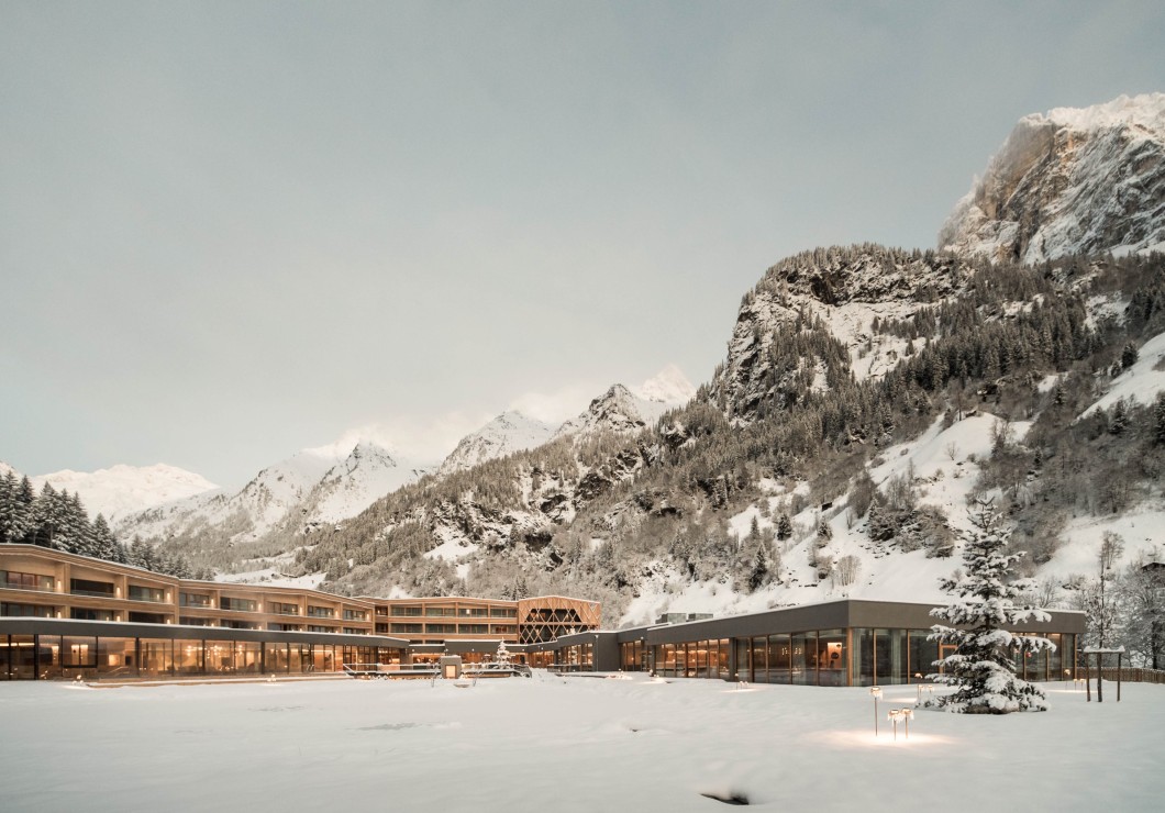 Das Feuerstein Nature Family Resort und die Berge sind mit Schneebedeck, wunderschönes winter-wonder-land.