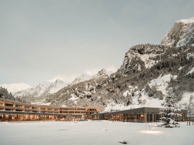 Das Feuerstein Nature Family Resort und die Berge sind mit Schneebedeck, wunderschönes winter-wonder-land.