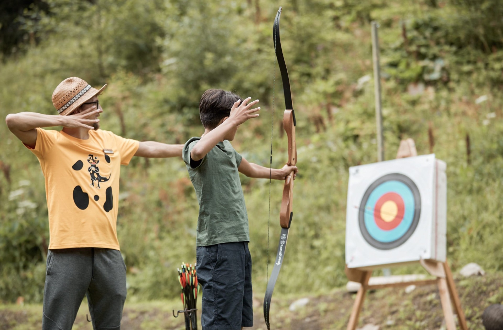 Betreuuer erklärt Teenager das Bogenschießen