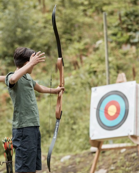 Betreuuer erklärt Teenager das Bogenschießen