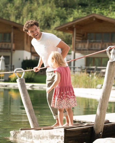 Vater und Tochter befinden sich auf ein Floß