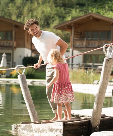 Vater und Tochter befinden sich auf ein Floß