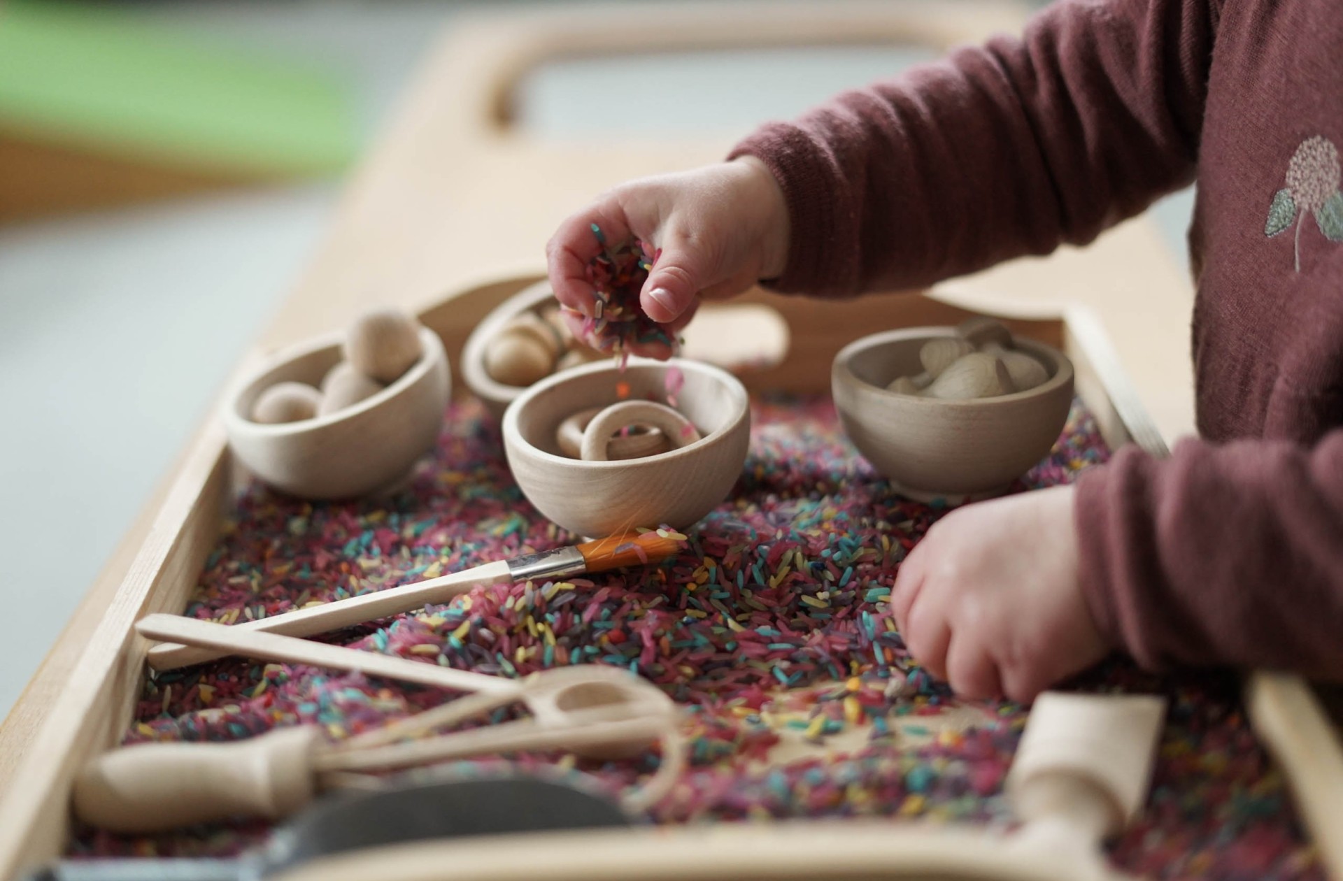 Baby spielt mit Spielzeug