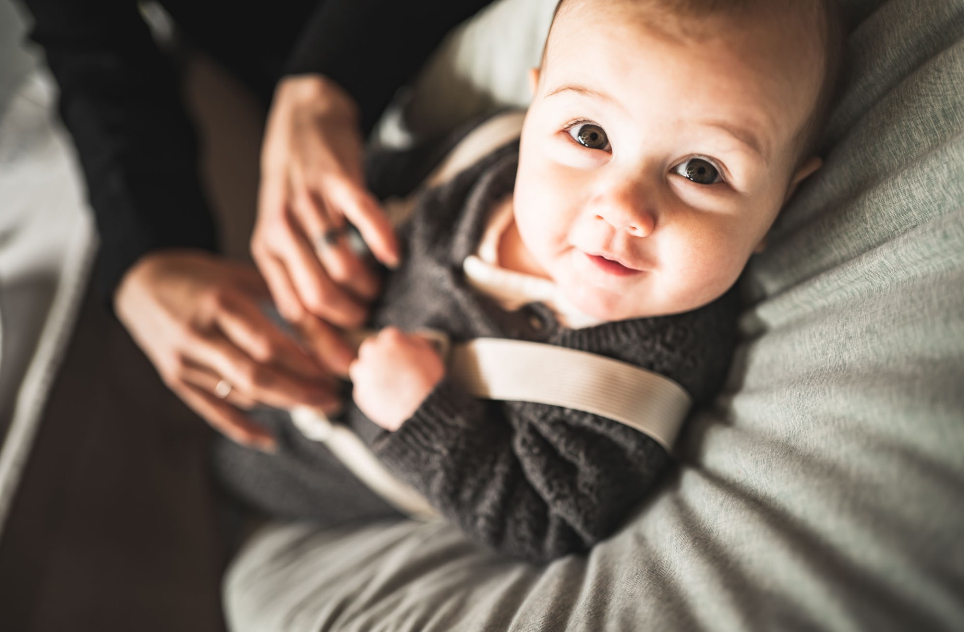 Kleines Baby wird von Mutter angezogen