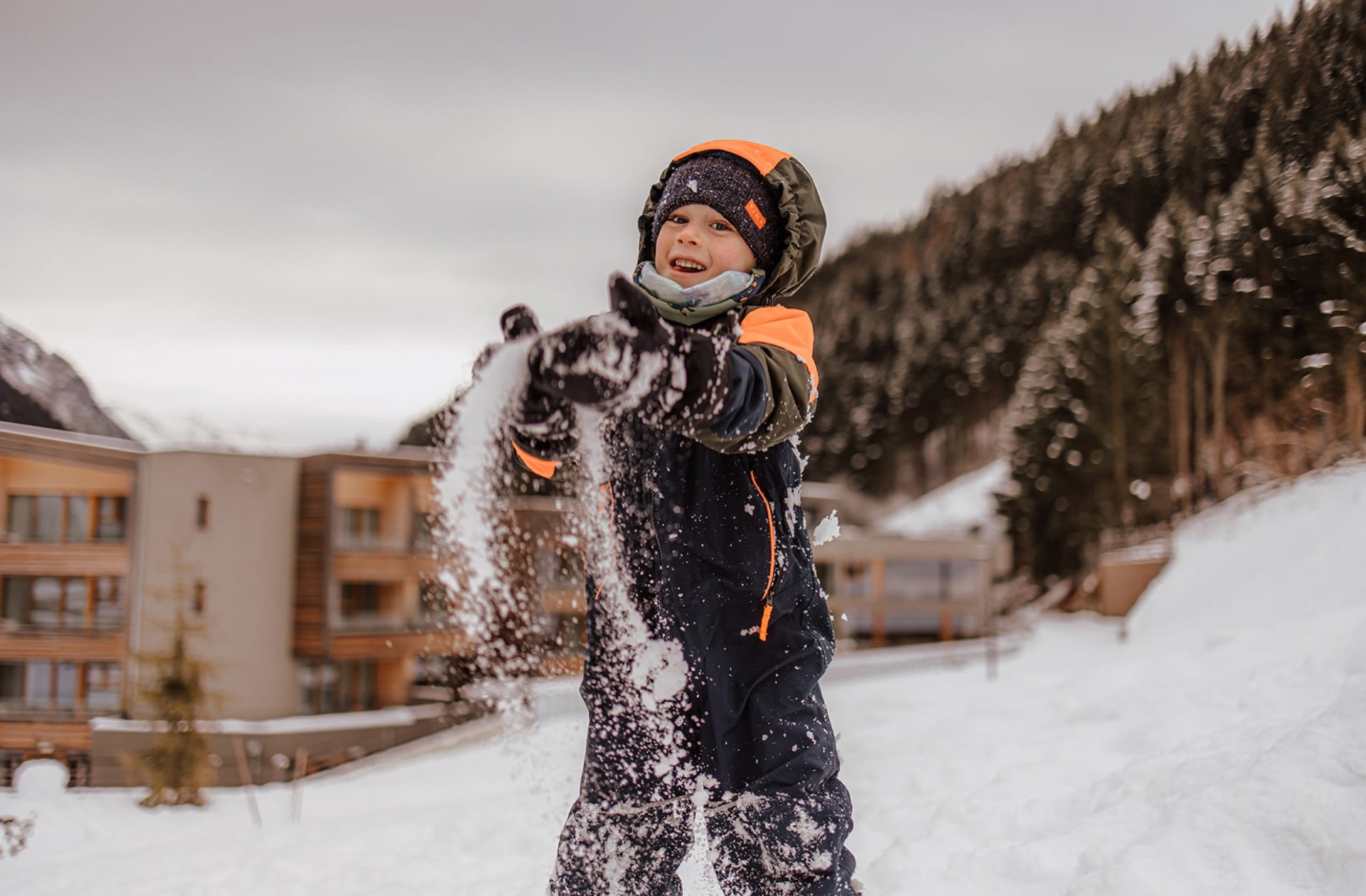 Kleines Kind wirft Schnee