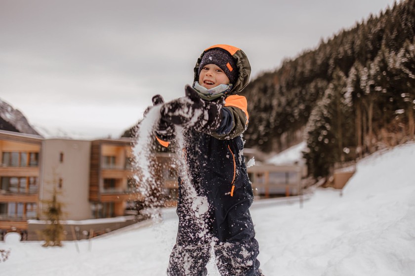 Kleines Kind wirft Schnee