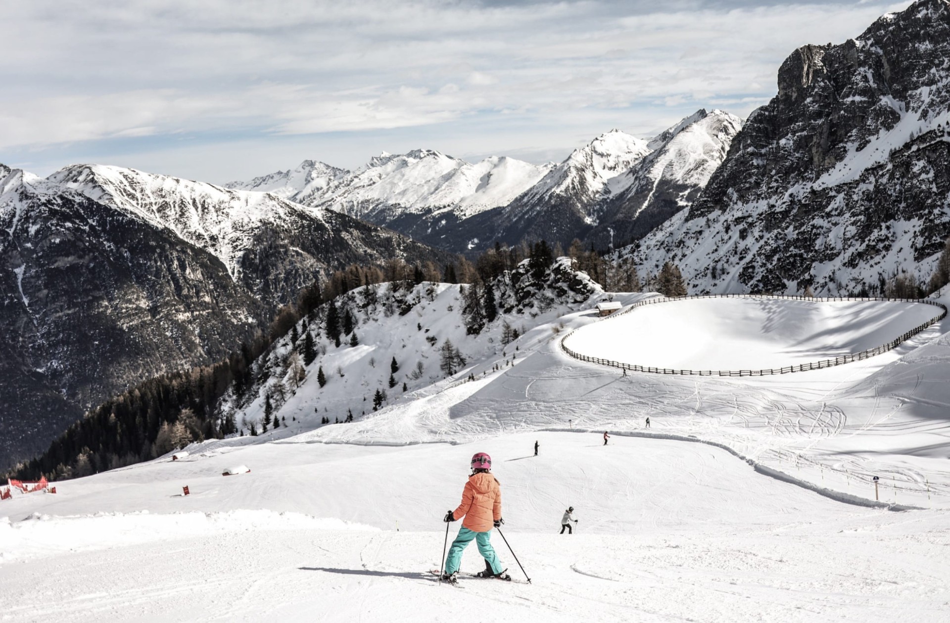 Mädchen fährt auf Ski auf dem Berg