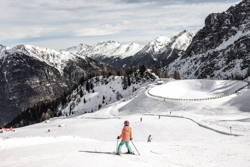 Mädchen fährt auf Ski auf dem Berg