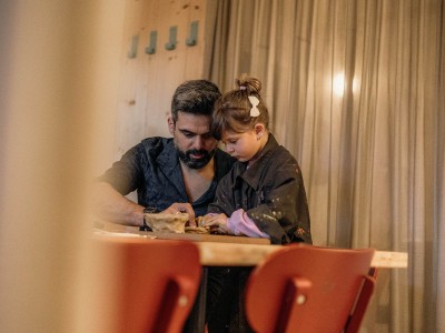 Kleines Kind bastelt mit Vater