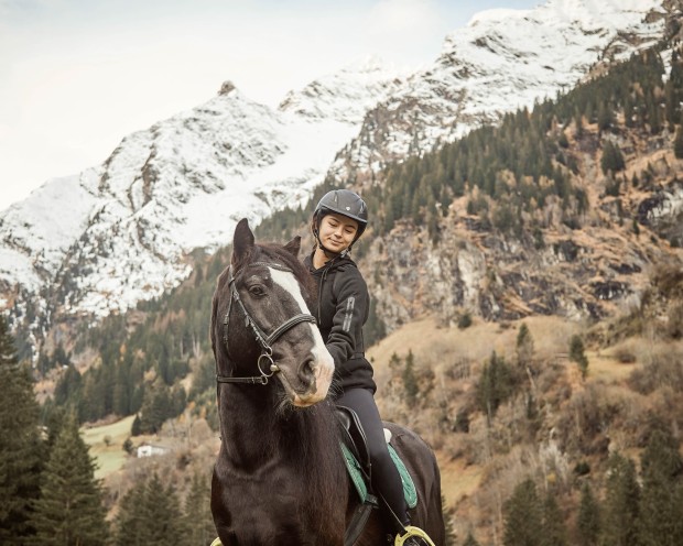 Reiterin reitet Pferd