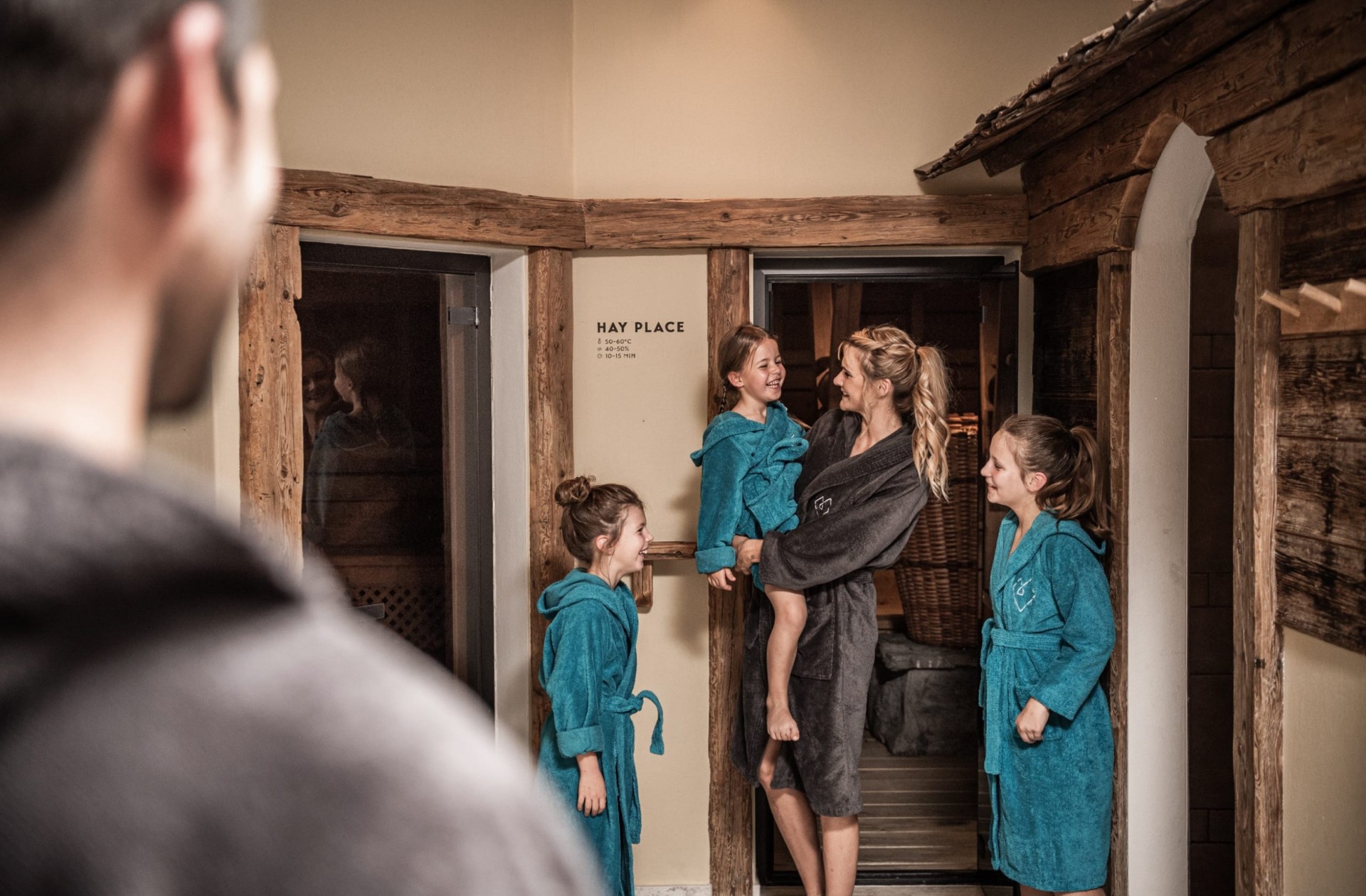 Madre con 3 bambini, tutti in accappatoio