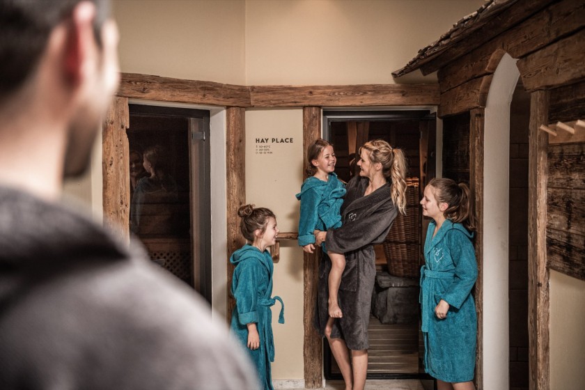 Mutter mit 3 Kinder allesamt im Bademantel