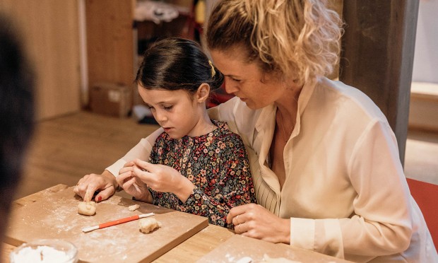 Mutter bastelt mit Kind mit Salzteig