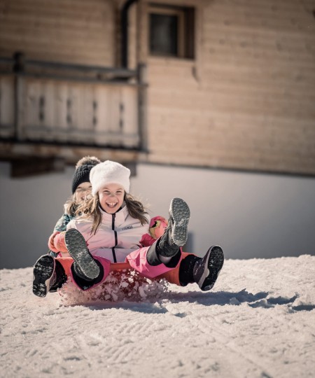 2 bambini scivolano giù dalla collina