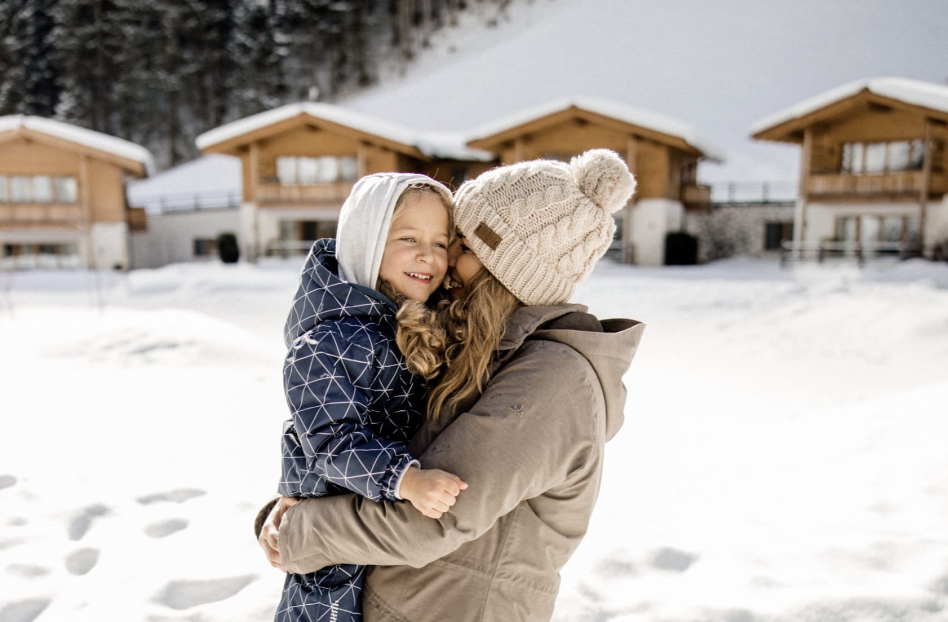 Kind hält Mutter im Arm und spazieren im Schnee