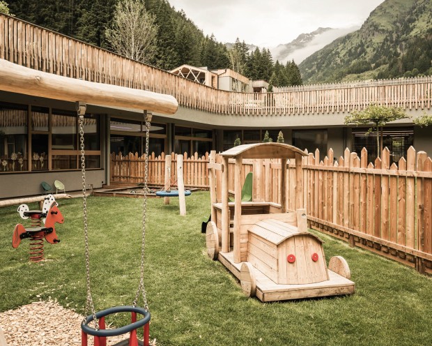 der neue Außenbereich des Baby & Miniroom mit Schaukelt, Nestschaukel, Holzspielezug, Wipppferden uvm.