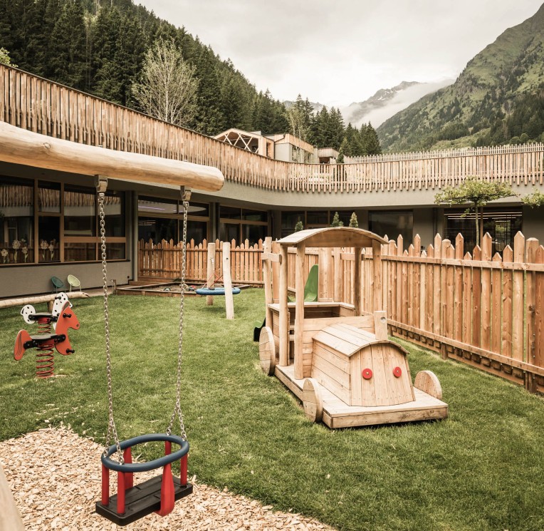 der neue Außenbereich des Baby & Miniroom mit Schaukelt, Nestschaukel, Holzspielezug, Wipppferden uvm.