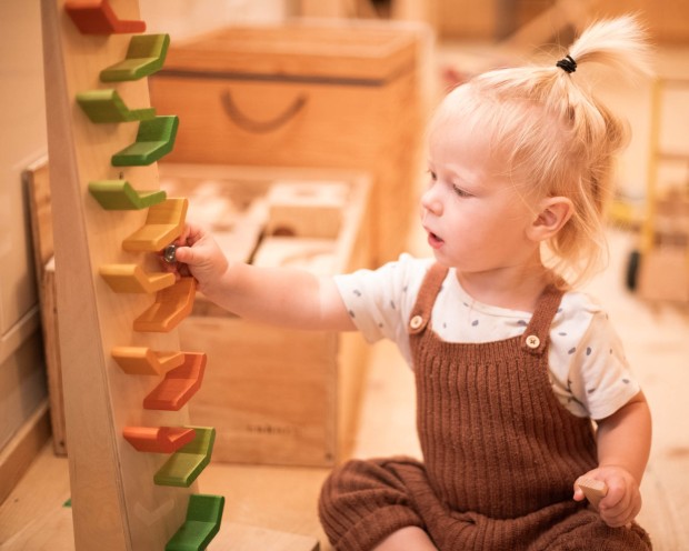 Kleins Kind speilt mit Holzspielzeug