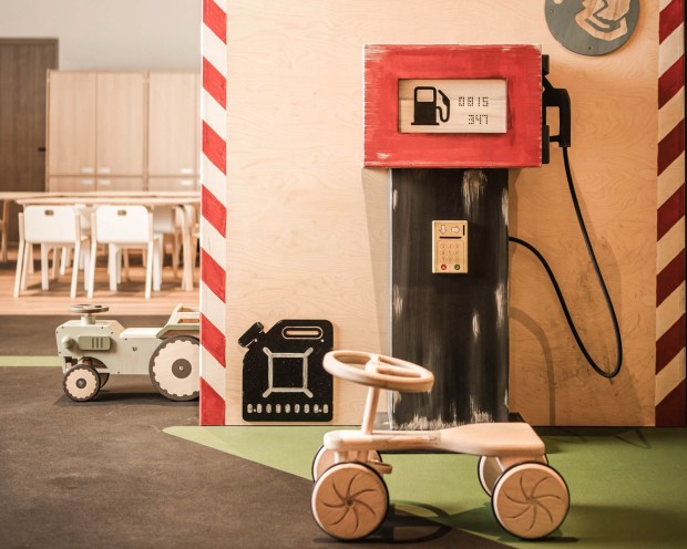 Tankstelle aus Holz für Holzautos