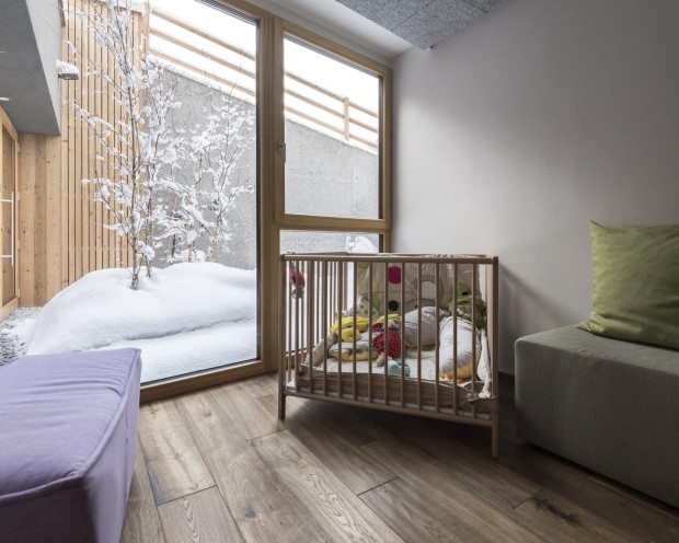 Kinderbett in Ecke und Fenster