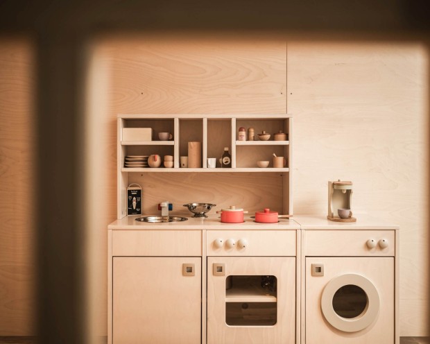 Spieleküche im begehbaren Puppenhaus