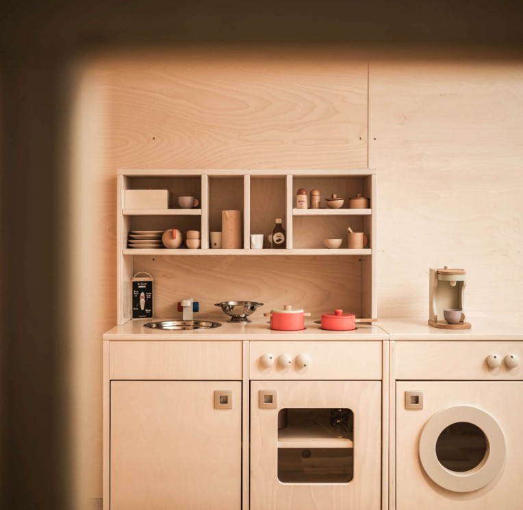 Spieleküche im begehbaren Puppenhaus