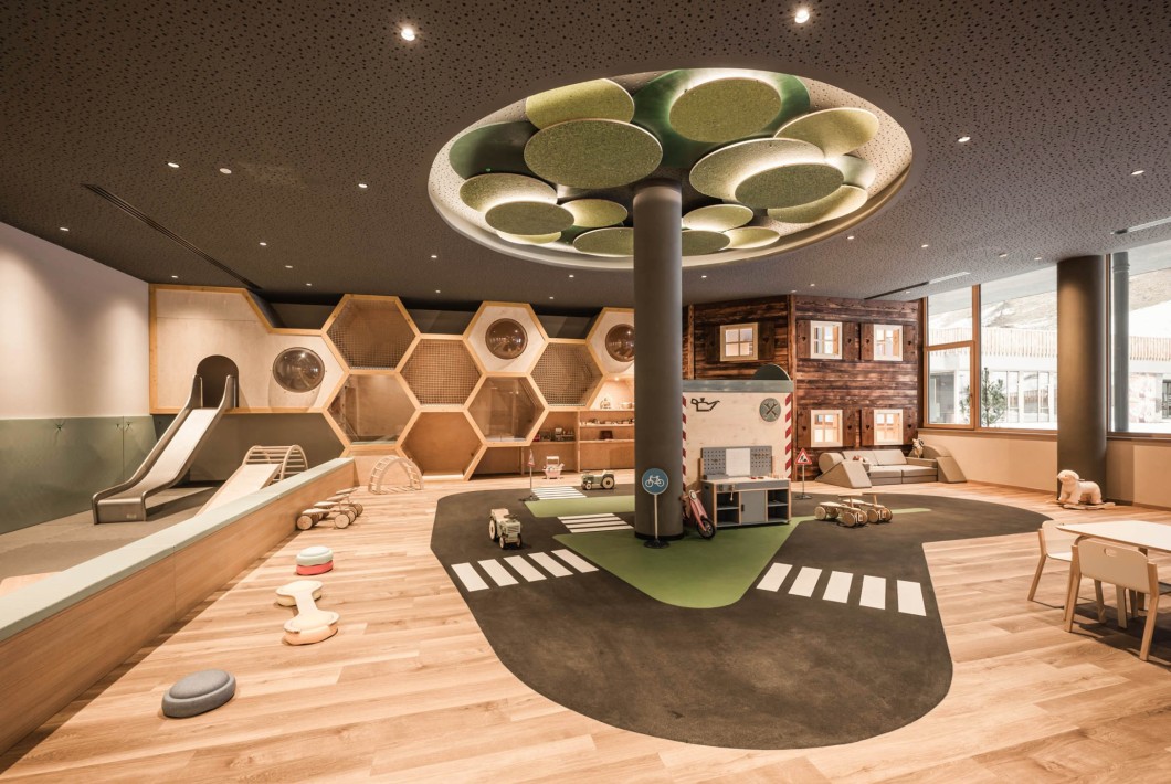 Rießiger Spieleraum für Kinder