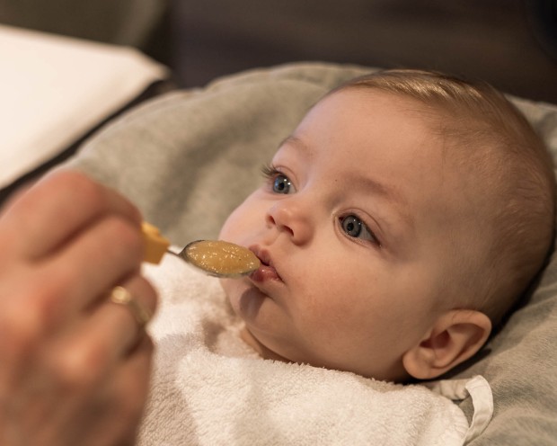 Baby wird mit Babynahrung ernährt