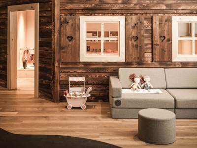 Begehbares Puppenhaus aus Holz