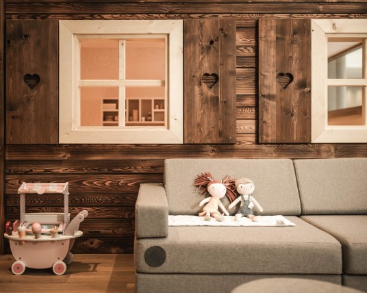 Begehbares Puppenhaus im Spieleraum