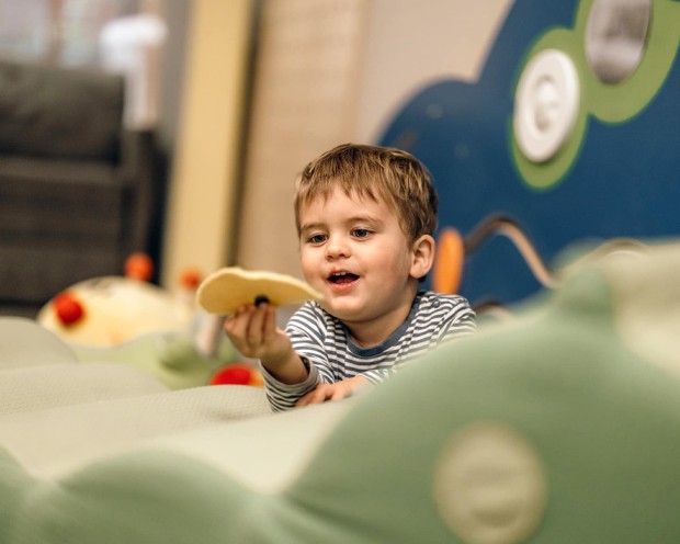 Kleinkind spielt mit Spielzeug