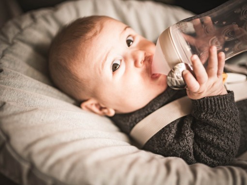 Baby trink Wasser aus Wasserflasche