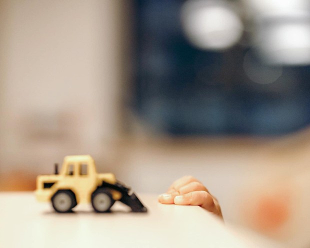 Kleiner Spielzeugbagger