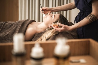 Gua Sha Massage im Gesicht für Straffung