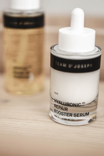 Naturkosmetikprodukte auf einem Tisch in kleinen Fläschchen