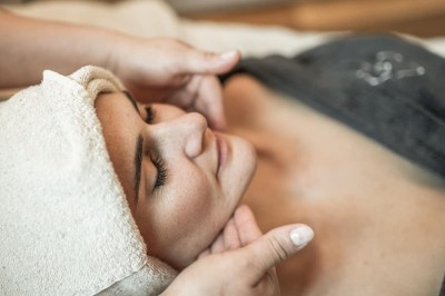 Aufbauende Gesichtsbehandlung an dem Gesicht einer Frau