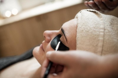 Liften der Wimpern bei einer Frau