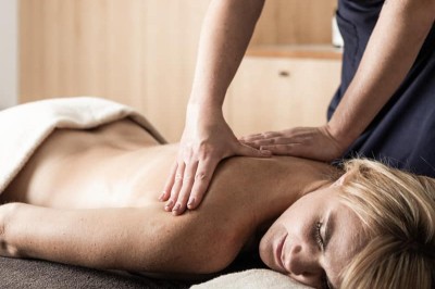 Rückenmassage einer Frau