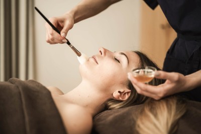 Gesichtsbehandlung bei einer Frau