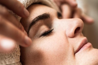 Rundum Augenmassagge bei einer Frau