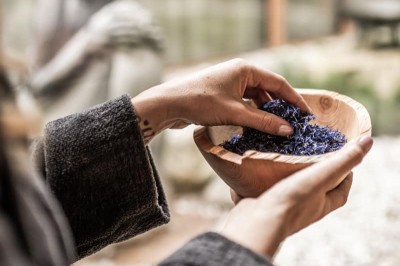 Lavendel in einer kleinen Holzschale