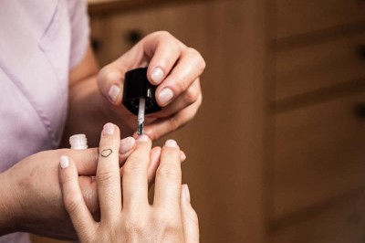 SPA-Maniküre bei der Hand einer Frau