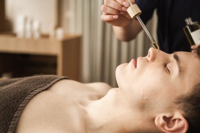 Harmonisierende Gesichtsbehandlung durch Pflegeprodukte