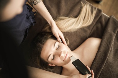 Ultraschall Lifting im Gesicht einer Frau